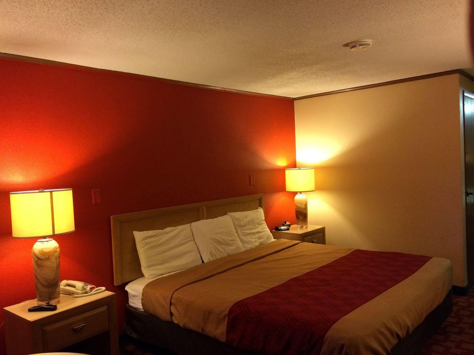 Econo Lodge Norwalk Exterior foto