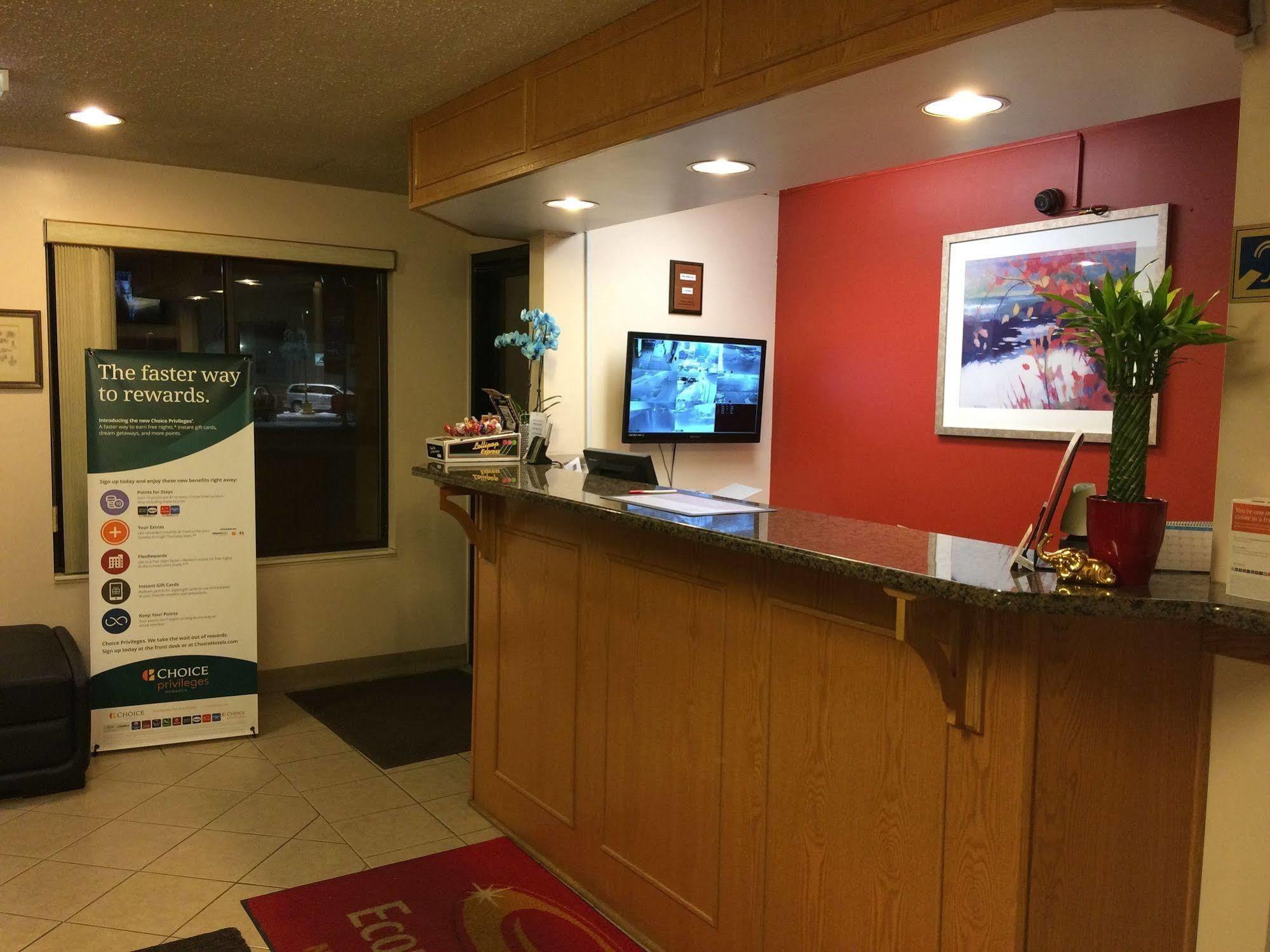 Econo Lodge Norwalk Exterior foto